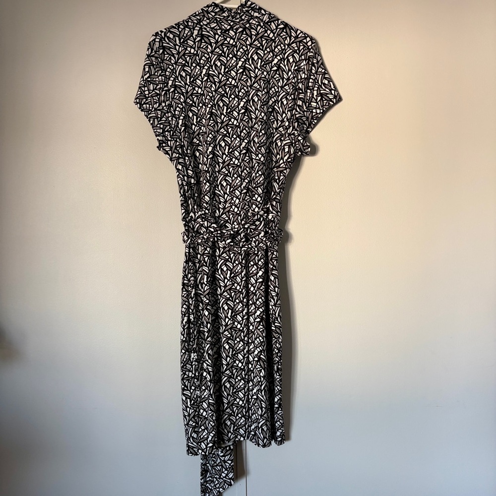 Elegant Black White and Tan Patterned Dress 16W - Picture 5 of 8